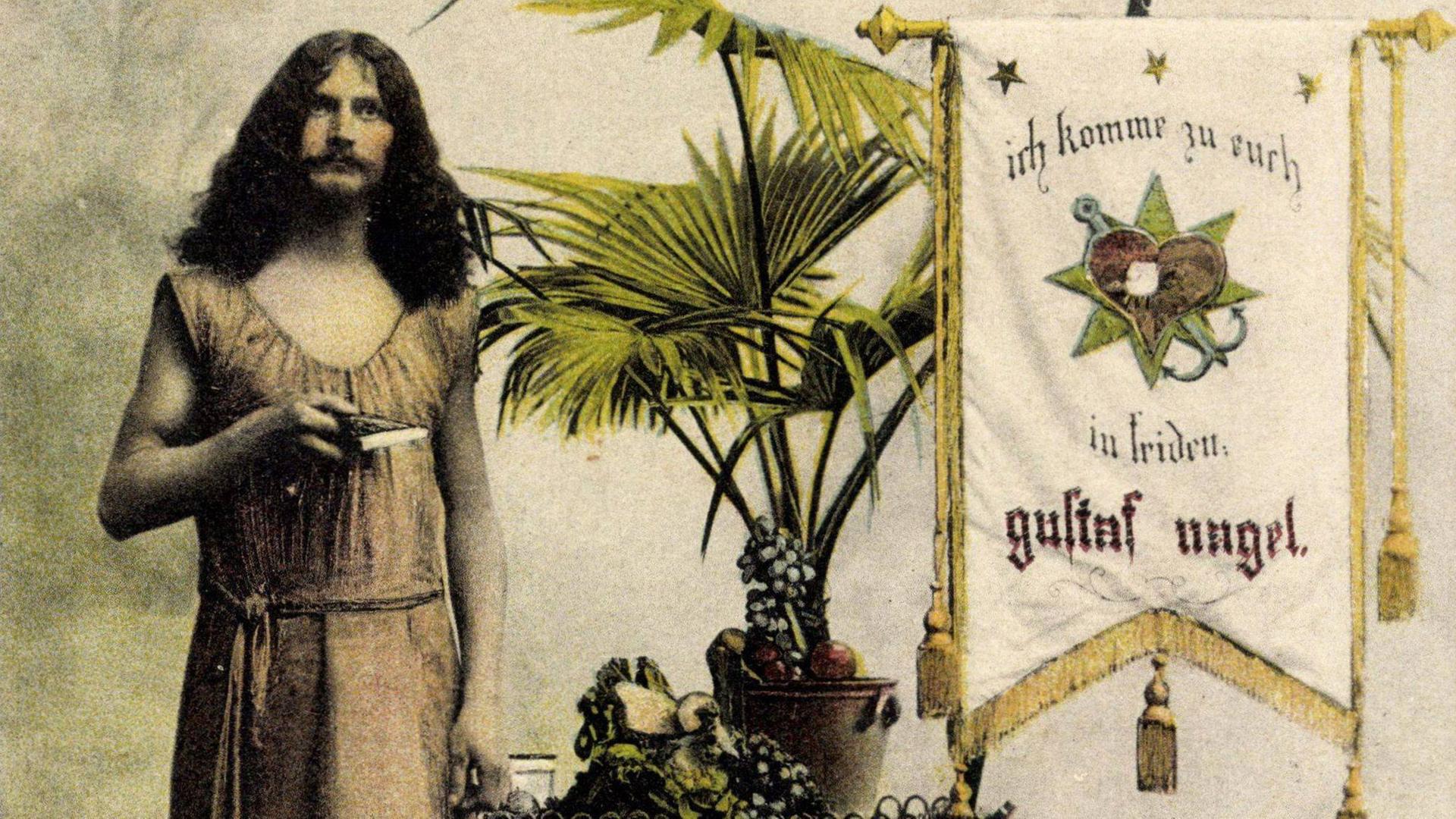 Der Wanderprediger Gustaf Nagel in einer Aufnahme um 1935 neben einem Banner auf dem steht: "ich komme zu euch in friden, gustaf nagel." Der Wanderprediger Gustaf Nagel in einer Aufnahme um 1935 neben einem Banner auf dem steht: "ich komme zu euch in friden, gustaf nagel."