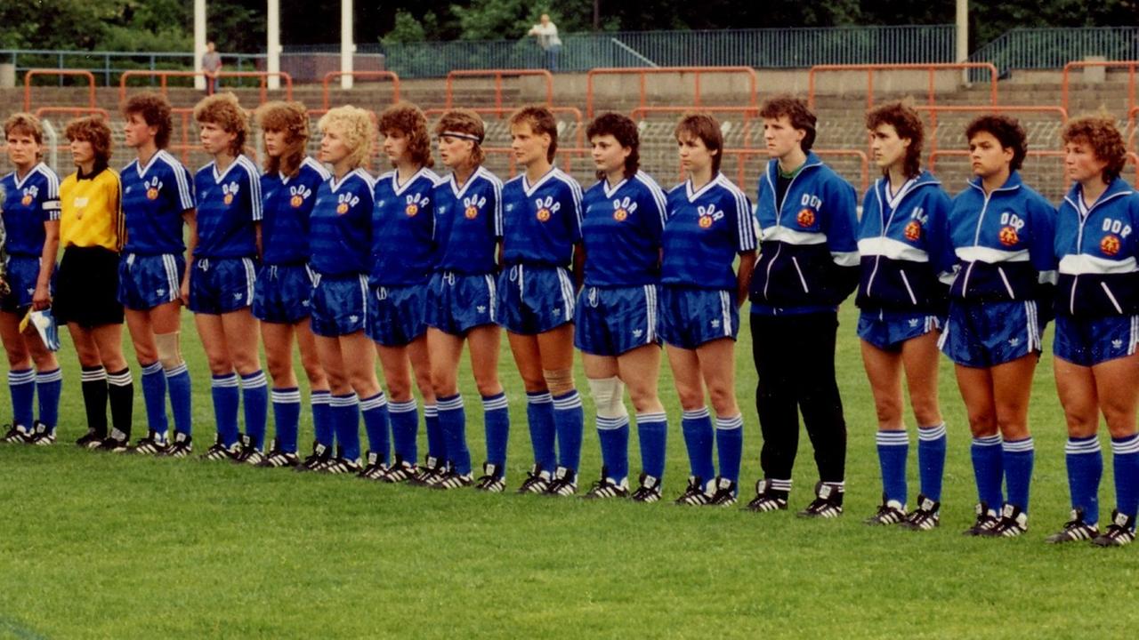 Die Frauenfußball-Nationalmannschaft der DDR 1990. Die Frauenfußball-Nationalmannschaft der DDR 1990.