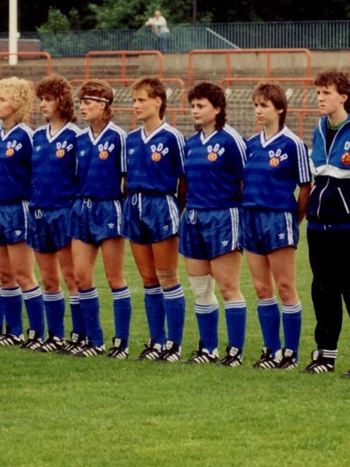 Die Frauenfußball-Nationalmannschaft der DDR 1990.
