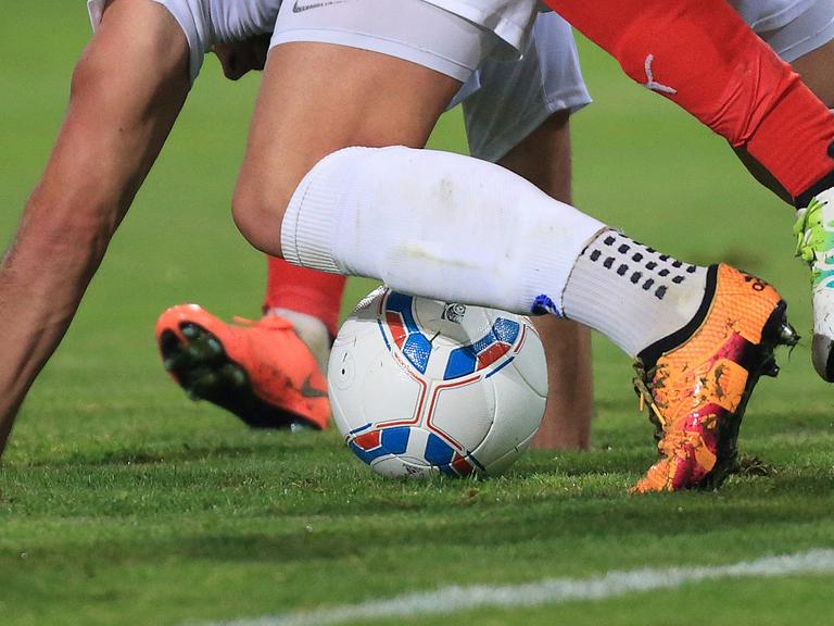 Gerangel um den Ball bei einem Fußballspiel