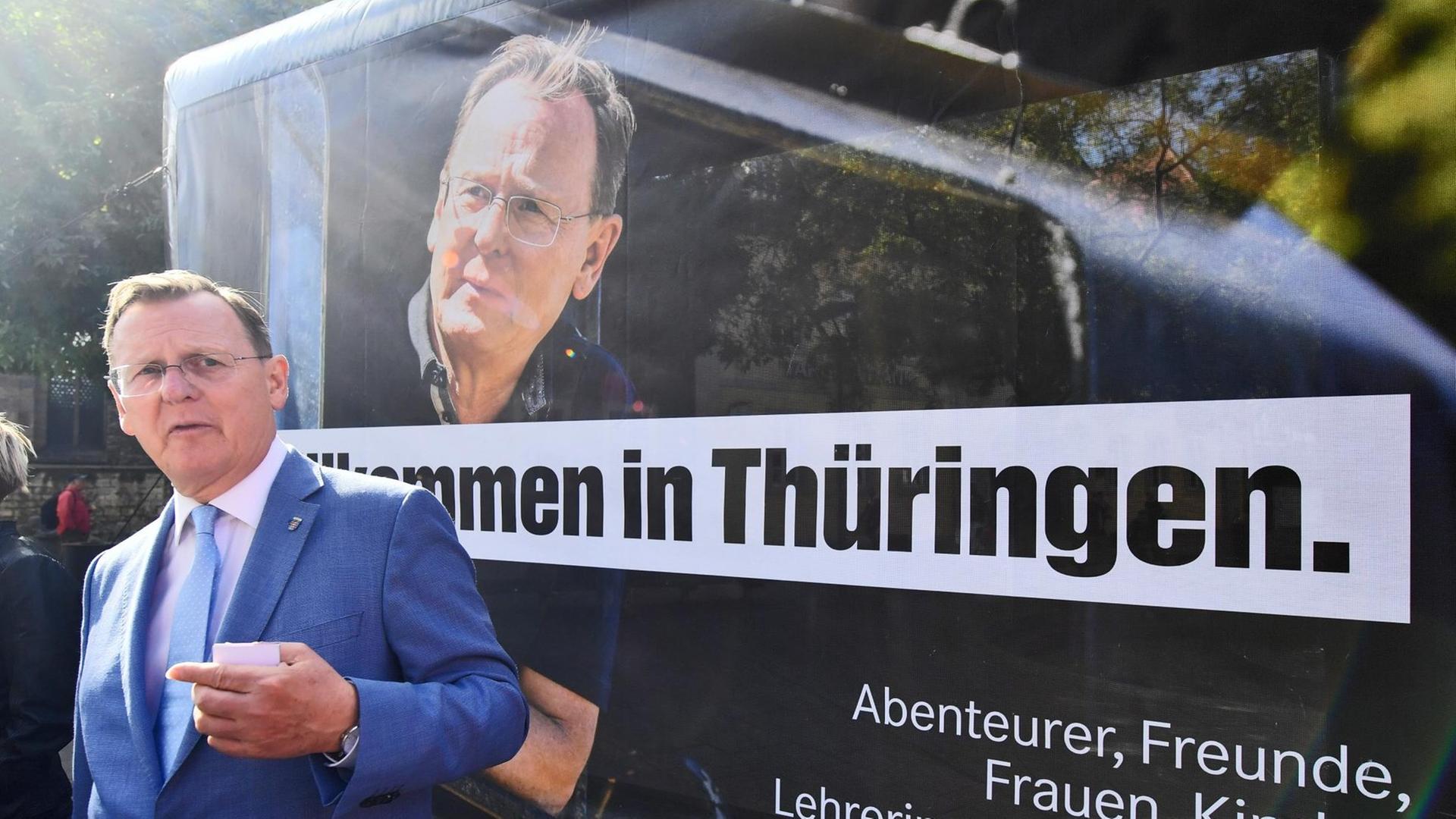 Bodo Ramelow (Die Linke), Ministerpräsident von Thüringen und Spitzenkandidat der Thüringer Linken, stellt auf dem Erfurter Anger der Öffentlichkeit die Kampagne der Partei zur Landtagswahl vor Bodo Ramelow (Die Linke), Ministerpräsident von Thüringen und Spitzenkandidat der Thüringer Linken, stellt auf dem Erfurter Anger der Öffentlichkeit die Kampagne der Partei zur Landtagswahl vor
