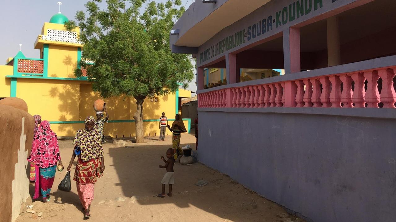 Szene aus dem Dorf Bandiogoula in Mali Szene aus dem Dorf Bandiogoula in Mali