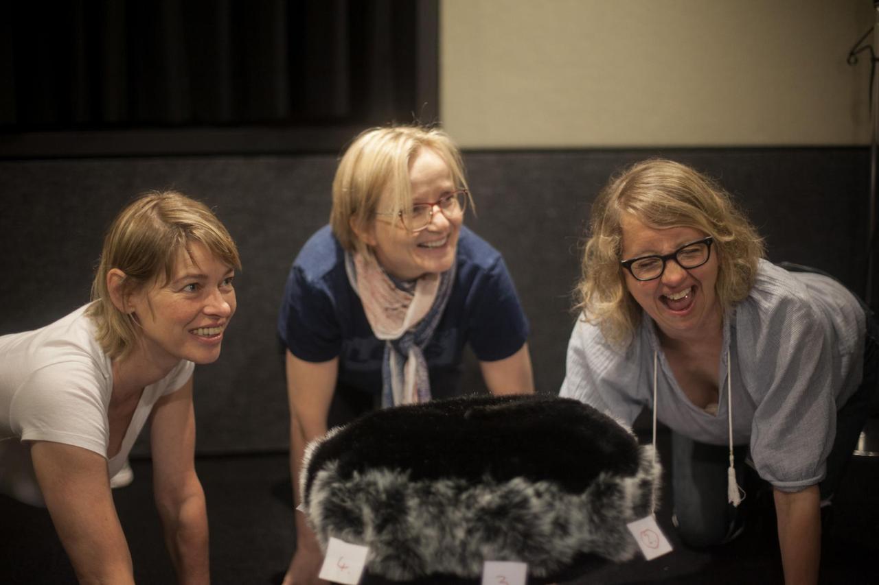 Bettina Kurth, Cathlen Gawlich und Anna Böttcher (v.l.n.r.) bei den Aufnahmen zu "Schweine-Heinz" Bettina Kurth, Cathlen Gawlich und Anna Böttcher (v.l.n.r.) bei den Aufnahmen zu "Schweine-Heinz"