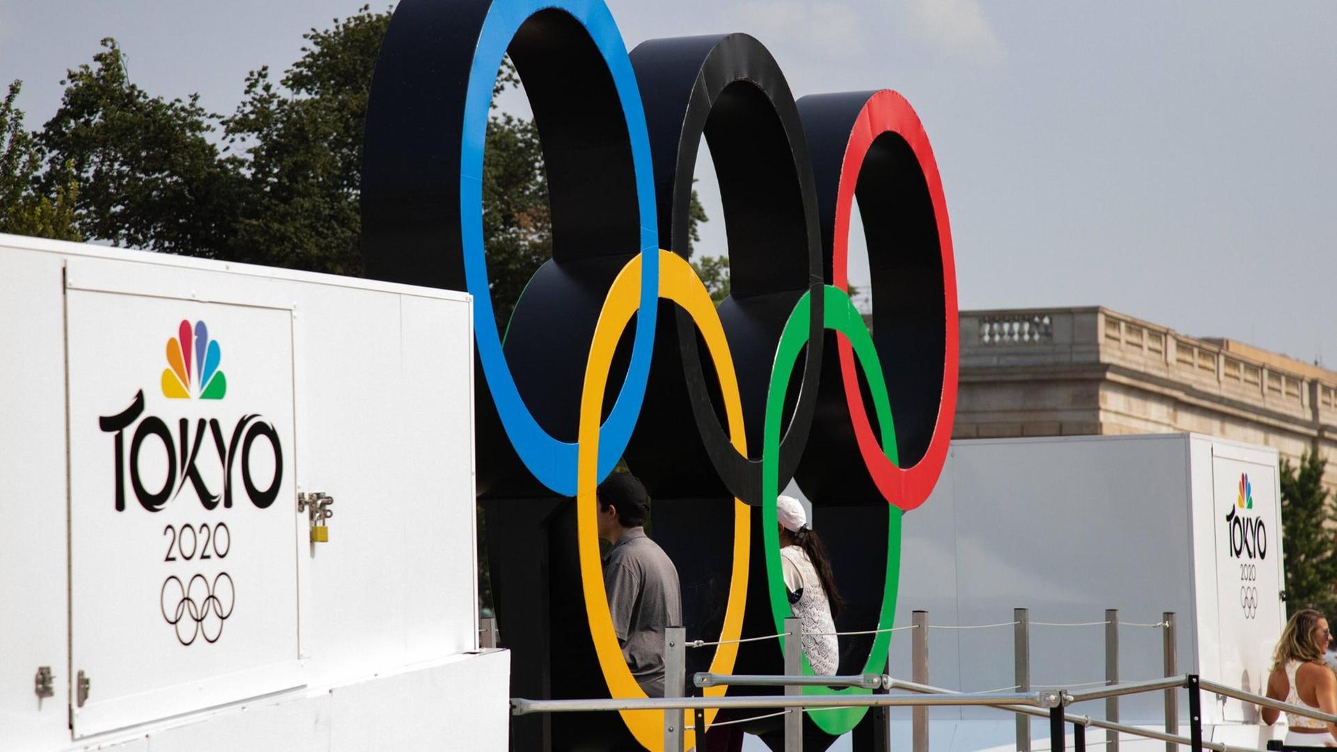Das NBC-Logo und die Olympischen Ringe an der National Mall in Washington, D.C. im Juli 2021. Das NBC-Logo und die Olympischen Ringe an der National Mall in Washington, D.C. im Juli 2021.