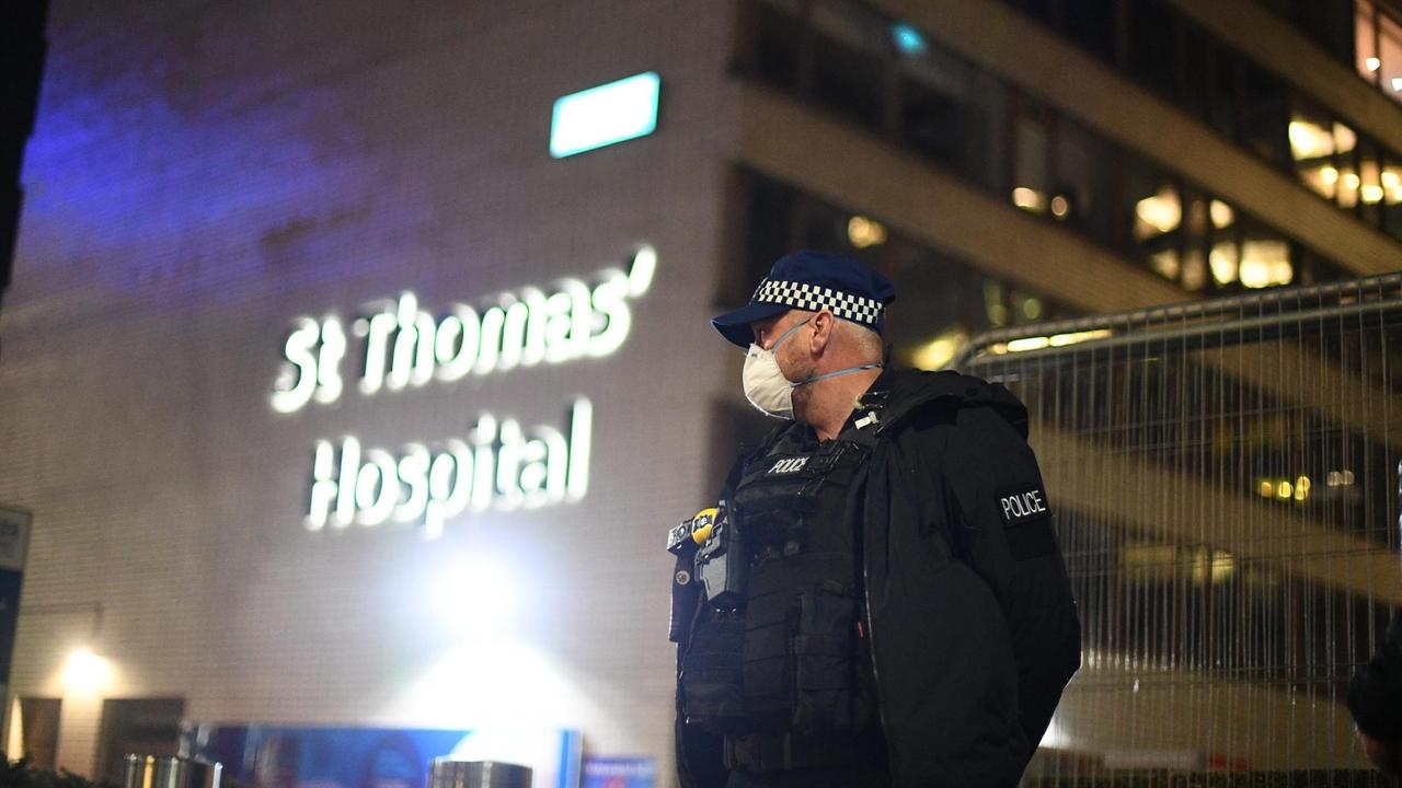 Großbritannien, London: Ein Polizist steht vor dem St. Thomas Hospital. Der britische Premierminister Johnson ist wegen seiner Covid-19-Erkrankung auf die Intensivstation verlegt worden. Großbritannien, London: Ein Polizist steht vor dem St. Thomas Hospital. Der britische Premierminister Johnson ist wegen seiner Covid-19-Erkrankung auf die Intensivstation verlegt worden.