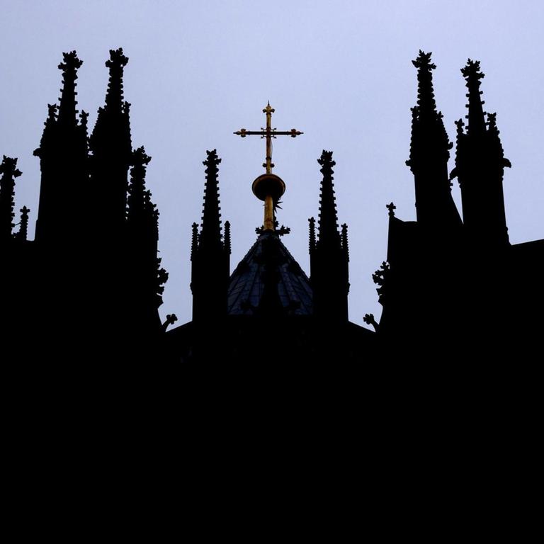 Dunkle Wolken über dem Kölner Dom. Diverse Initiativen protestieren am Tag der Veröffentlichung des neuen Gutachtens zum Umgang mit sexuellem Missbrauch im Erzbistum Köln gegen die schleppende Aufarbeitung von Missbrauchsfällen in der katholischen Kirche. 
