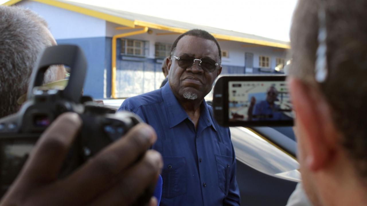 Namibias Präsident Hage Geingob vor der Stimmabgabe für die Präsidentschafts- und Parlamentswahl in Windhuk. Namibias Präsident Hage Geingob vor der Stimmabgabe für die Präsidentschafts- und Parlamentswahl in Windhuk.
