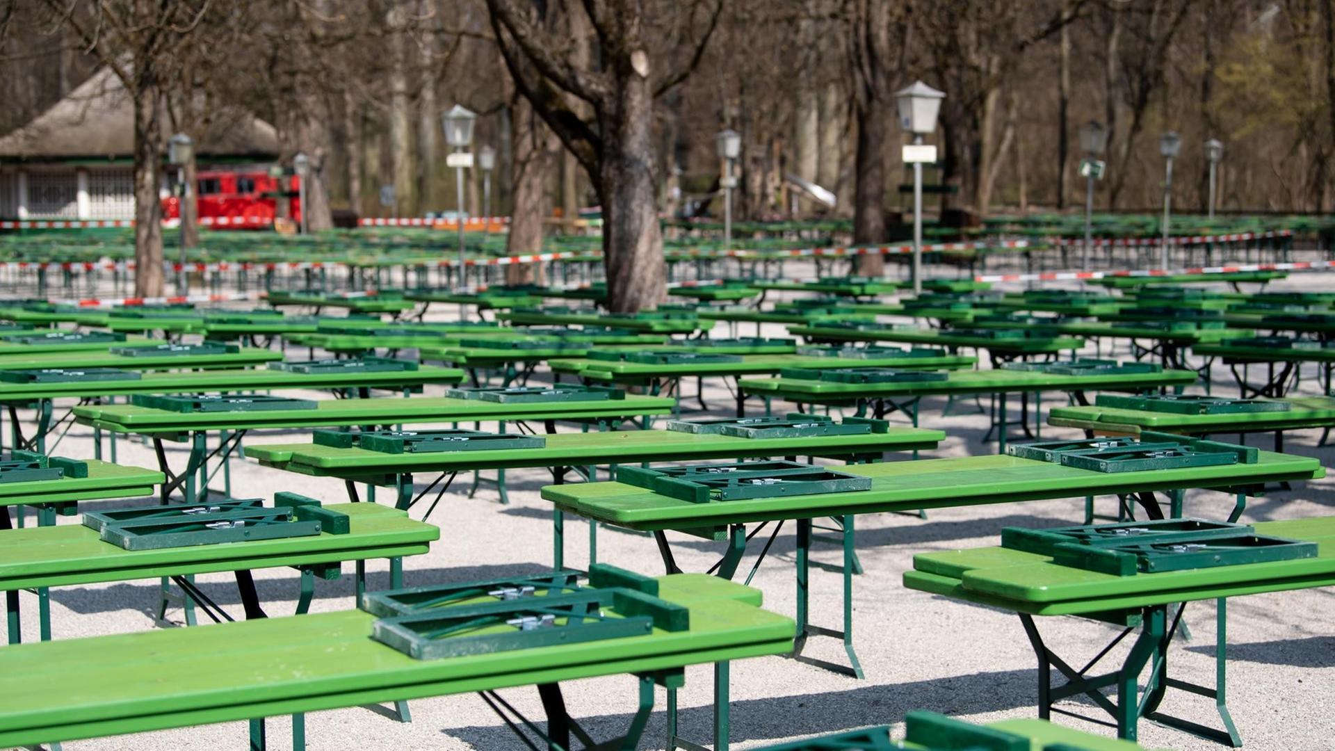 Der geschlossene Biergarten am Chinesischen Turm im Englischen Garten in München Der geschlossene Biergarten am Chinesischen Turm im Englischen Garten in München