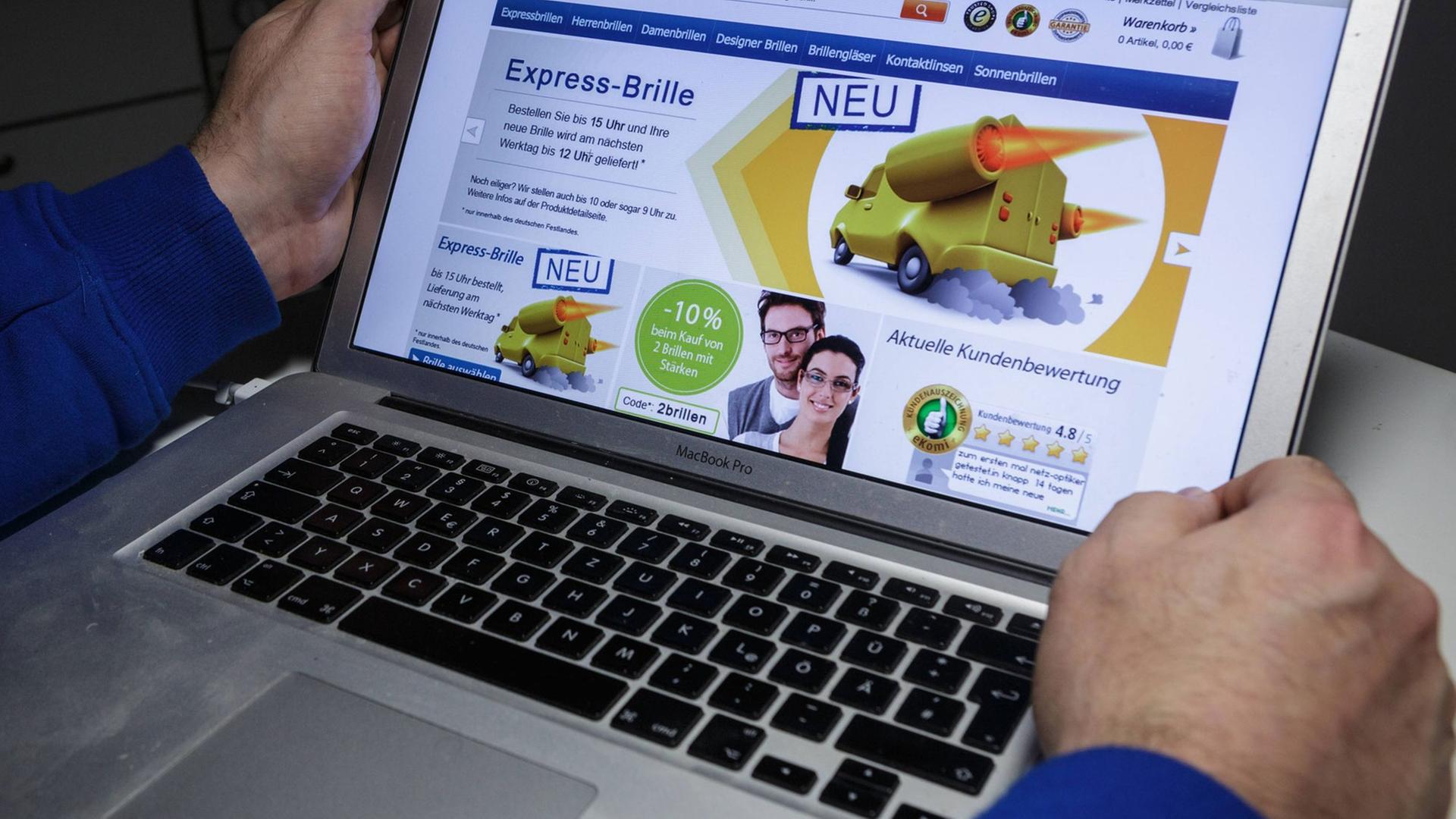 Ein Mann blickt auf ein Laptop. Ein Mann blickt auf ein Laptop.