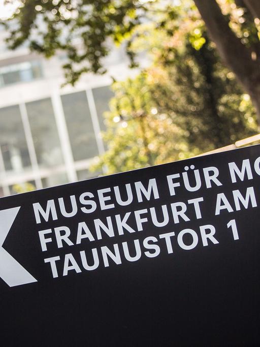 Die ersten Kunstwerke werden derzeit in den Räumen im Taunusturm installiert. Der langersehnte Erweiterungsbau als dritter Standort des Museums soll Mitte Oktober eröffnet werden.