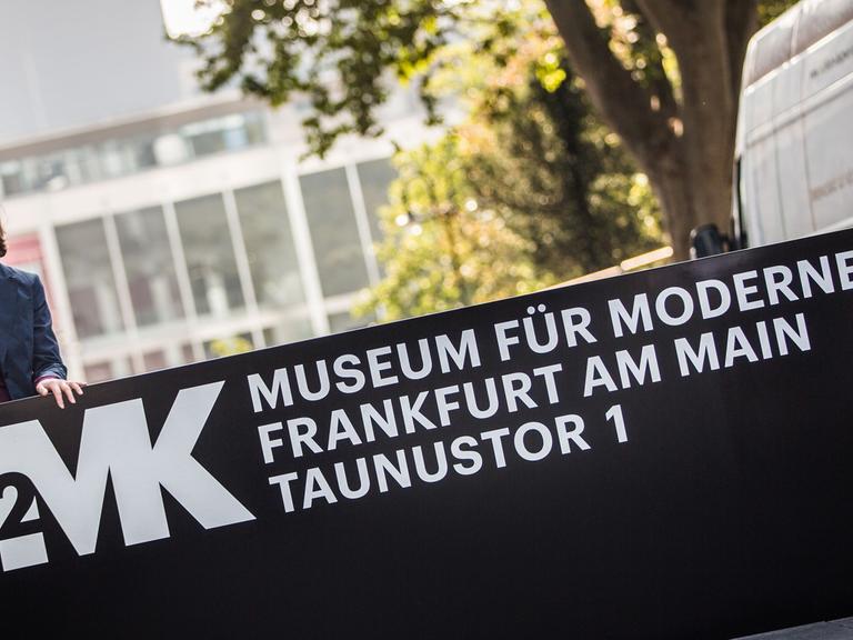 Die ersten Kunstwerke werden derzeit in den Räumen im Taunusturm installiert. Der langersehnte Erweiterungsbau als dritter Standort des Museums soll Mitte Oktober eröffnet werden.