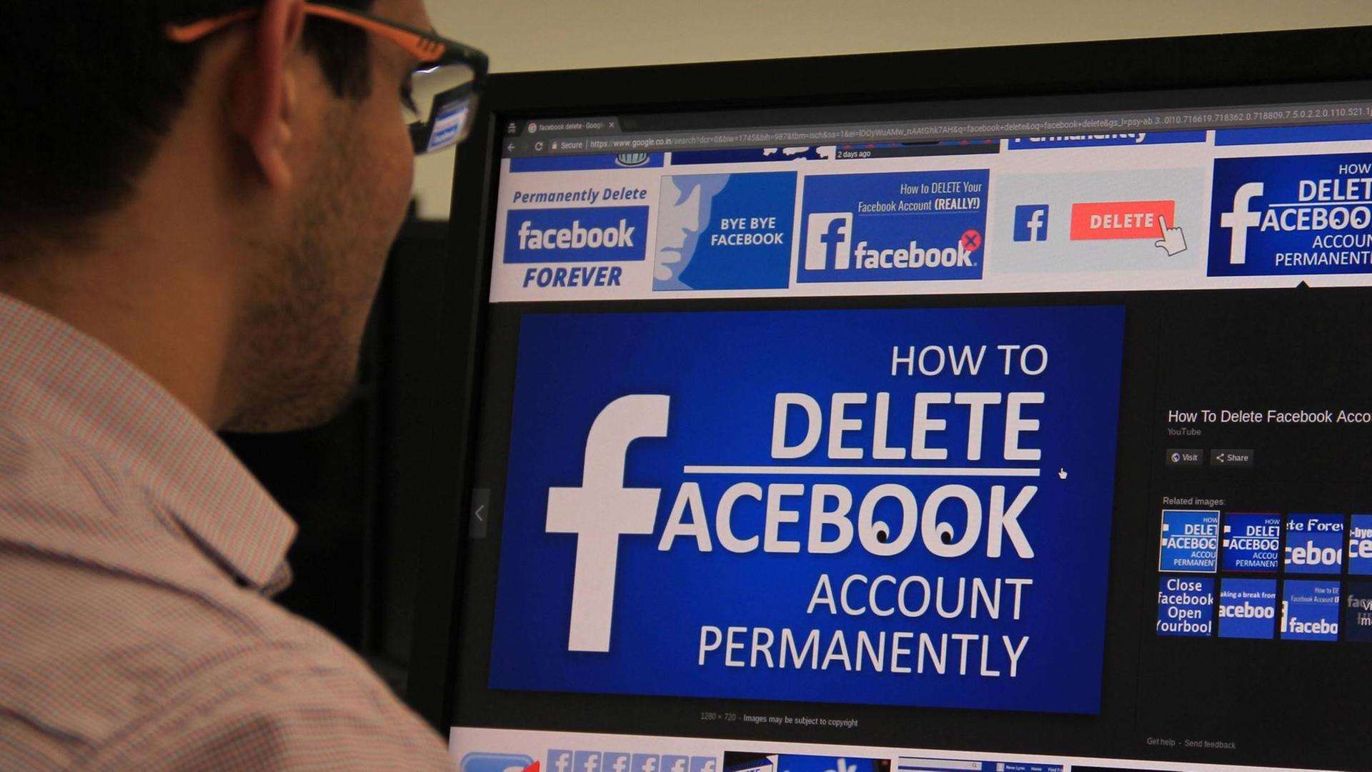 Ein Mann blickt auf einen Bildschirm, auf dem in verschiedenen Formen "Delete Facebook" angezeigt wird. Ein Mann blickt auf einen Bildschirm, auf dem in verschiedenen Formen "Delete Facebook" angezeigt wird.