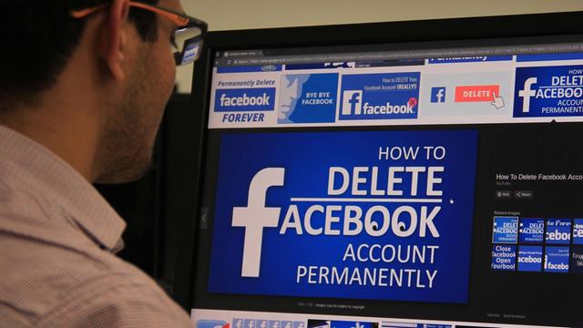 Ein Mann blickt auf einen Bildschirm, auf dem in verschiedenen Formen "Delete Facebook" angezeigt wird.