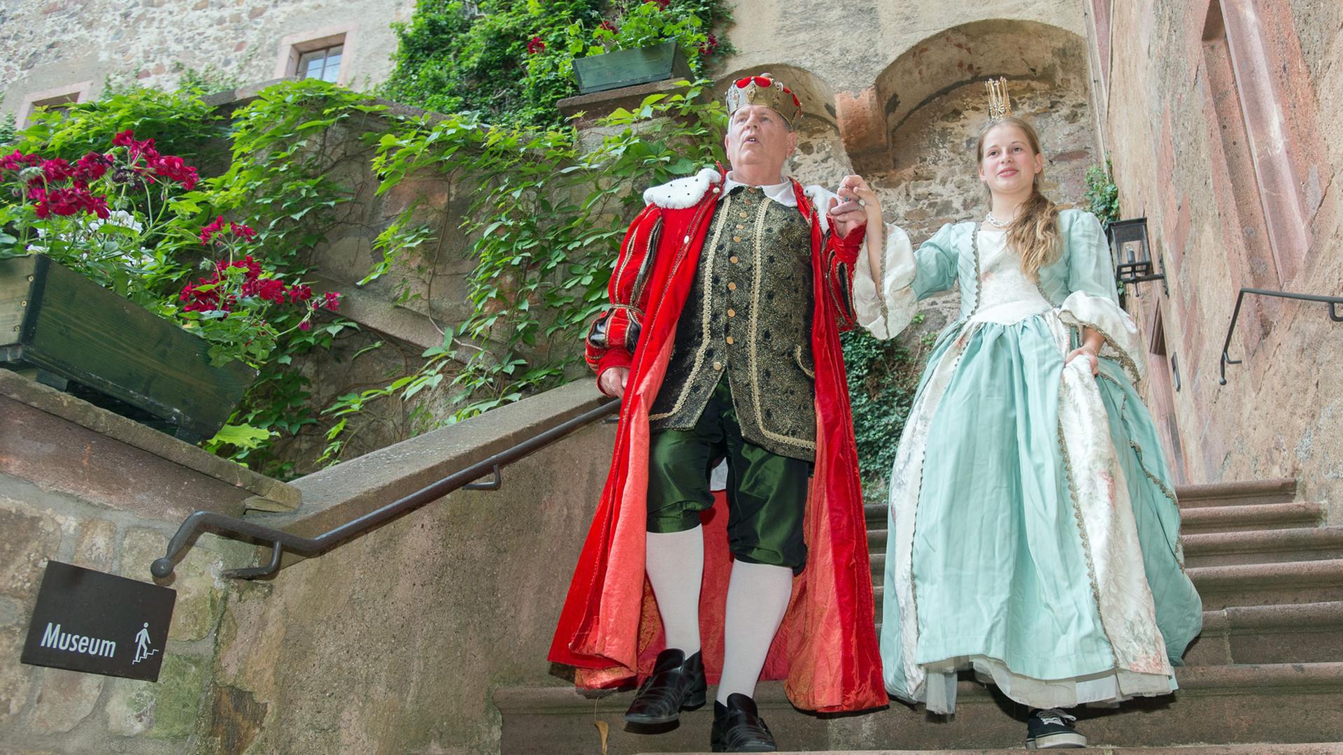 König Norbert I. (l., Norbert Hein) und seine Prinzessin Viktoria (Victoria Rennert) spielen in dem Stück "Burg der Märchen" zur Kostümprobe am 30.06.2015 auf der Burg Kriebstein in Kriebstein (Sachsen). König Norbert I. (l., Norbert Hein) und seine Prinzessin Viktoria (Victoria Rennert) spielen in dem Stück "Burg der Märchen" zur Kostümprobe am 30.06.2015 auf der Burg Kriebstein in Kriebstein (Sachsen).