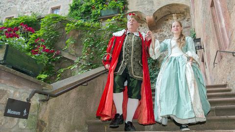 König Norbert I. (l., Norbert Hein) und seine Prinzessin Viktoria (Victoria Rennert) spielen in dem Stück "Burg der Märchen" zur Kostümprobe am 30.06.2015 auf der Burg Kriebstein in Kriebstein (Sachsen).