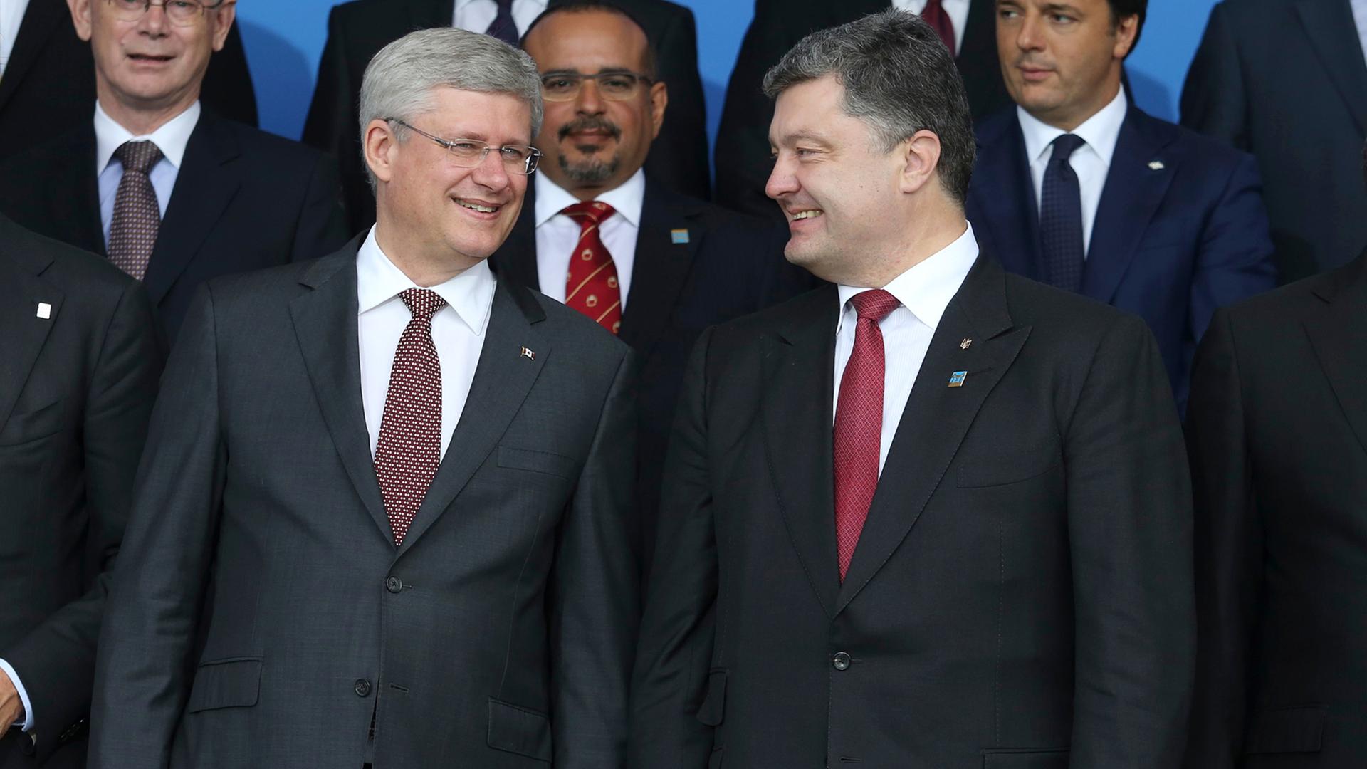 Kanadas Ministerpräsident Stephen Harper mit Petro Poroschenko, dem Präsident der Ukraine, beim NATO-Gipfel in Wales. Kanadas Ministerpräsident Stephen Harper mit Petro Poroschenko, dem Präsident der Ukraine, beim NATO-Gipfel in Wales.