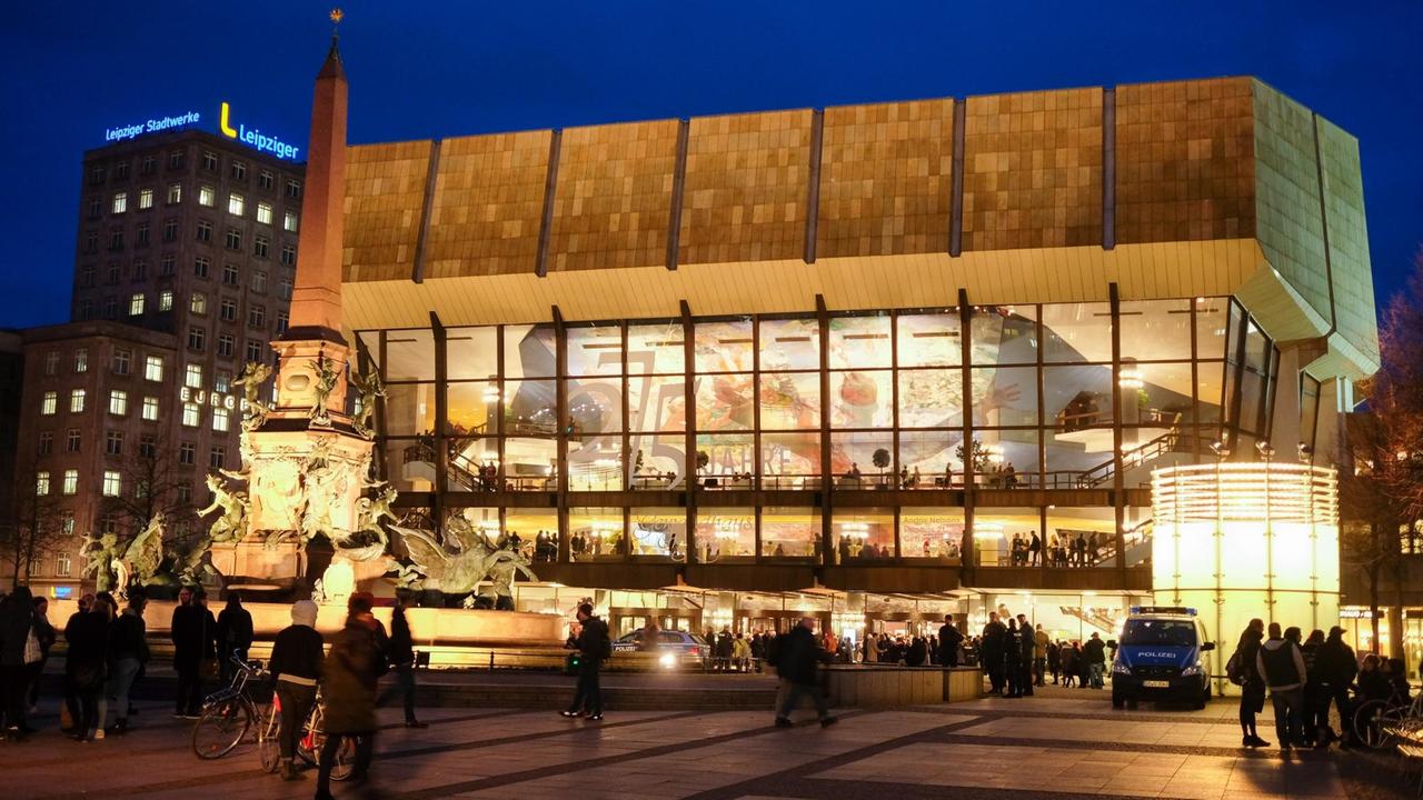 14.03.2018, Sachsen, Leipzig: Das Gewandhaus und der Mendebrunnen sind am Abend festlich erleuchtet. Der Schriftzug "275 Jahre Gewandhaus Orchester" ist am Gebäude zu sehen. 14.03.2018, Sachsen, Leipzig: Das Gewandhaus und der Mendebrunnen sind am Abend festlich erleuchtet. Der Schriftzug "275 Jahre Gewandhaus Orchester" ist am Gebäude zu sehen.