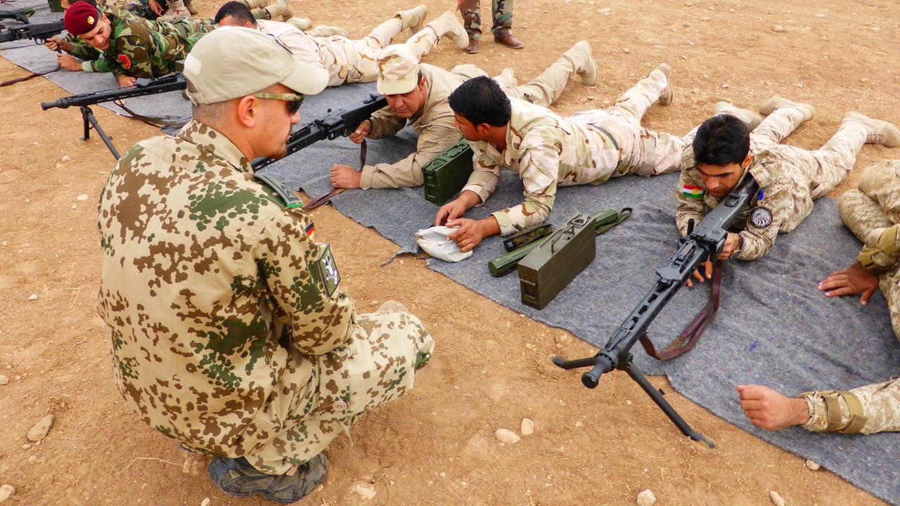 Einweisung der kurdischen Peschmerga in die Handhabung des Maschinengewehres (MG3) durch Soldaten der Bundeswehr auf einer Schießanlage des Peschmerga-Ausbildungszentrums nahe der nordirakischen Stadt Erbil, am 14.10.2014. 