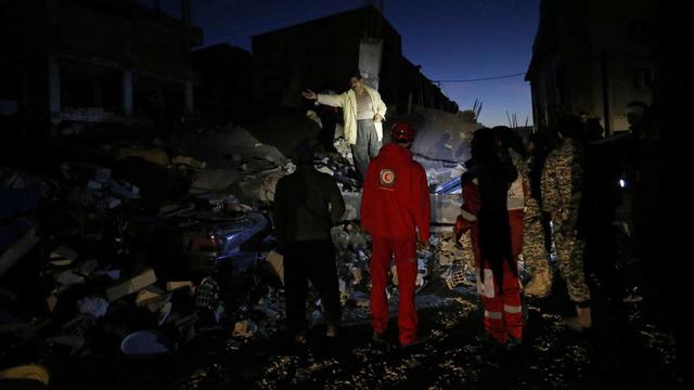 Bergungsarbeiten nach dem Erdbeben in Sarpol-e Zahab, Iran