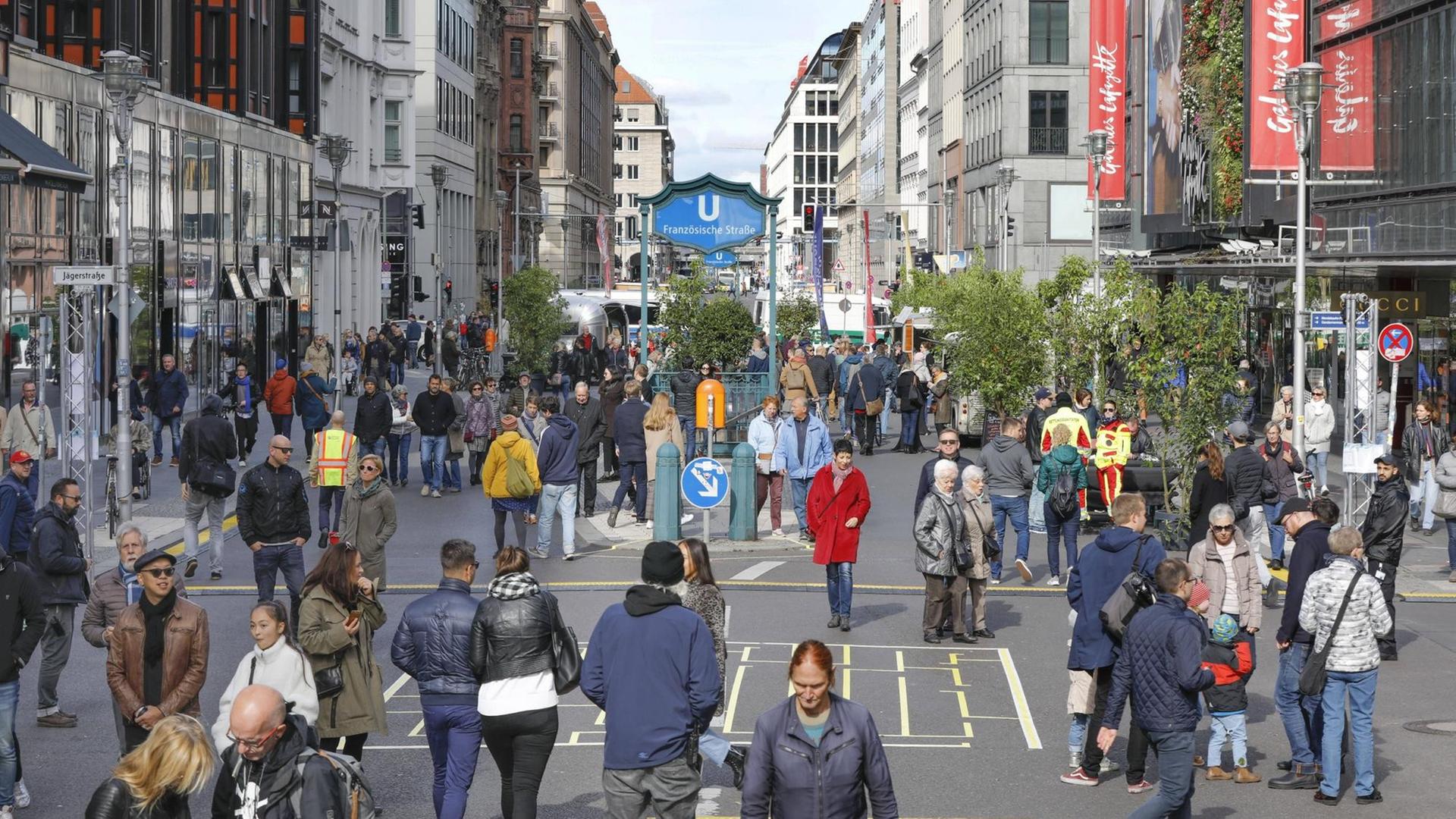 Menschen flanieren auf einem autofreien Abschnitt der Berliner Friedrichstraße. Menschen flanieren auf einem autofreien Abschnitt der Berliner Friedrichstraße.