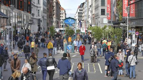 Menschen flanieren auf einem autofreien Abschnitt der Berliner Friedrichstraße.