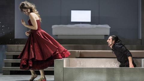 Eine Szene aus "Wuthering Heights" von Bernard Herrmann am Staatstheater Braunschweig mit Solen Mainguené und Orhan Yildiz.