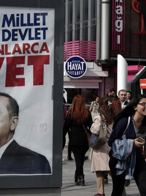 Ein Wahlplakat für ein "Ja" beim Verfassungsreferendum hängt in ein Straße in Ankara.