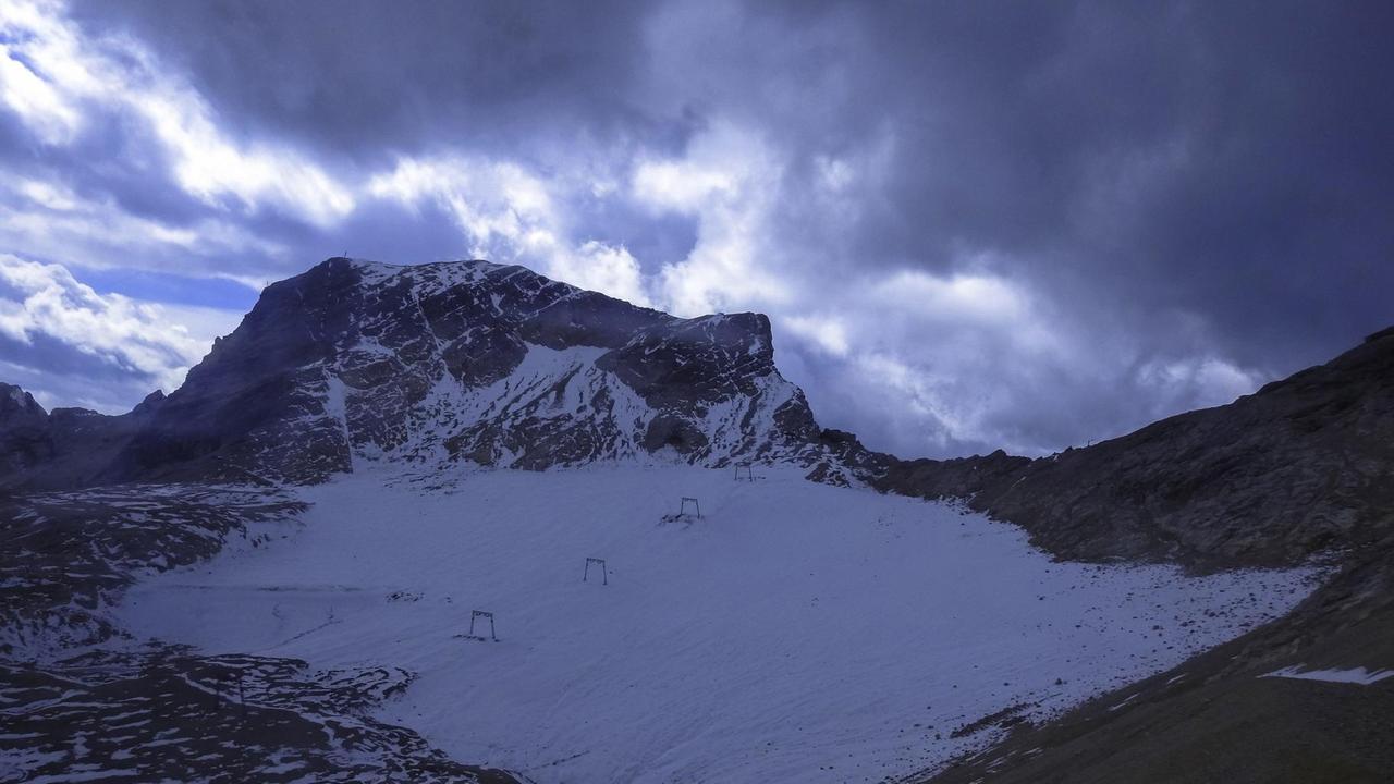 Schneeferner-Gletscher auf der Zugspitze im Sommer