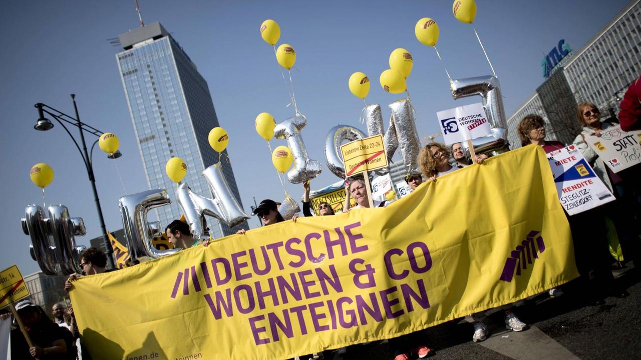 Demonstration gegen steigende Mieten und Gentrifizierung am 6. April in Berlin. Mit einem Transparent "Deutsche Wohnen & Co Enteignen".