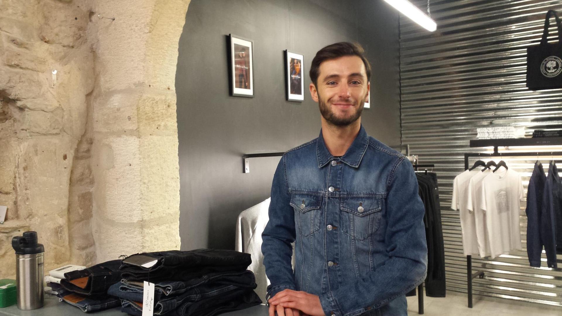 Anthony Dubos will seine Jeans in kleinen Stückzahlen, lokal und nachhaltig produzieren, um anzuknüpfen an die lange Tradition von Nîmes. Hier steht er zwischen Jeans im Verkaufsbereich. Anthony Dubos will seine Jeans in kleinen Stückzahlen, lokal und nachhaltig produzieren, um anzuknüpfen an die lange Tradition von Nîmes. Hier steht er zwischen Jeans im Verkaufsbereich.