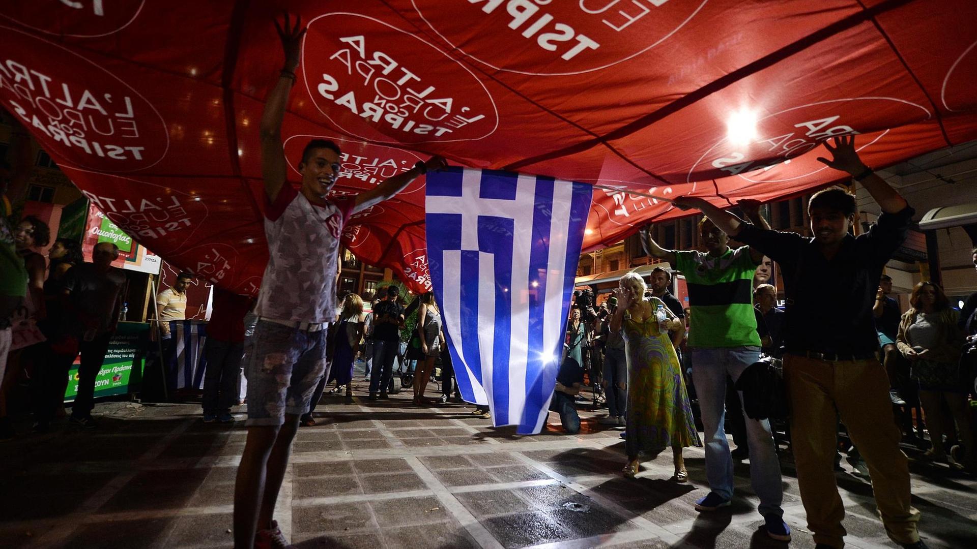 Syriza-Anhänger feiern in Athen den unerwartet deutlichen Wahlsieg ihrer Partei
