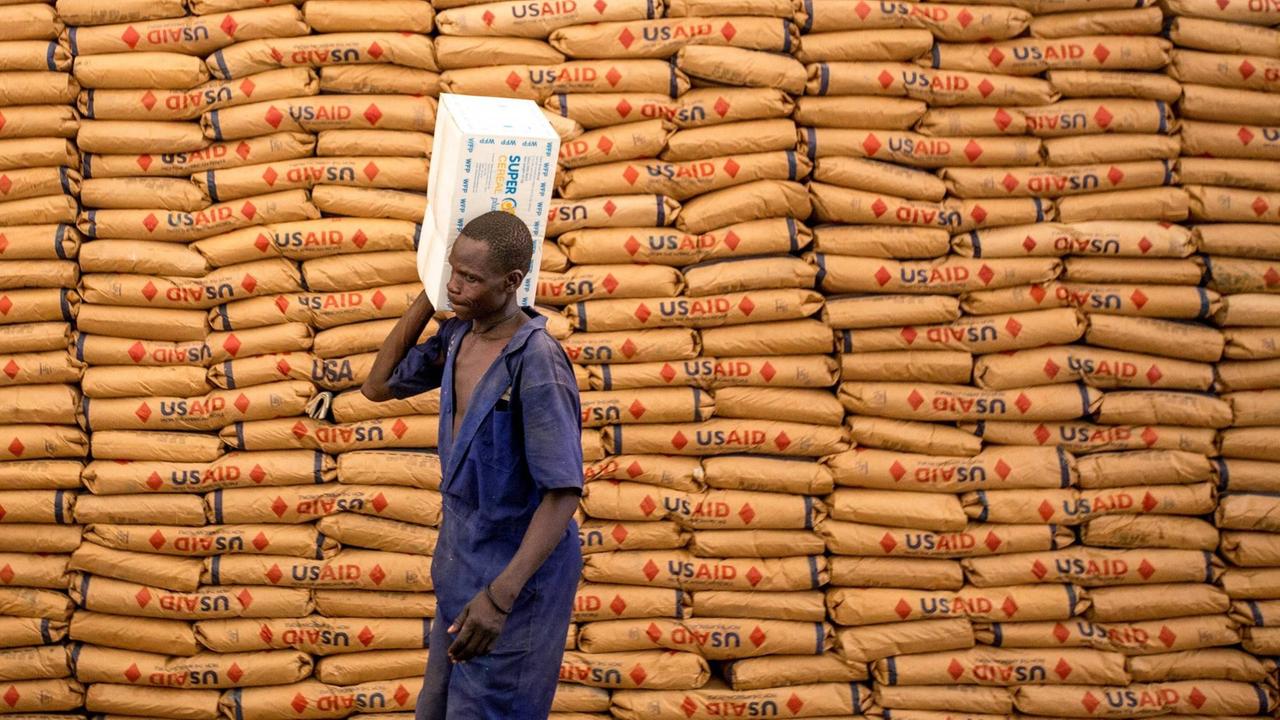 Säcke mit Getreide für die Flüchtlinge in der Flüchtlingssiedlung Omugo im Norden Ugandas 
