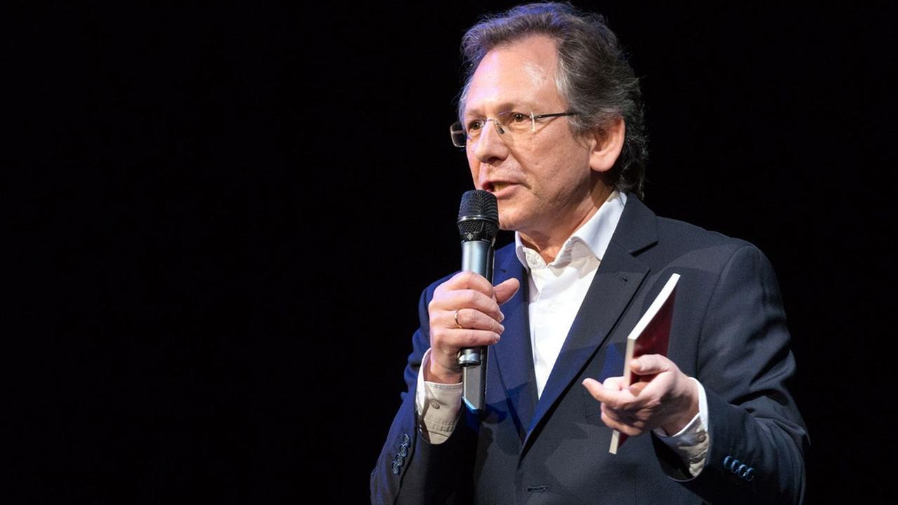 Doron Rabinovici auf der Bühne des Wiener Burgtheaters während "Alles kann passieren". Doron Rabinovici auf der Bühne des Wiener Burgtheaters während "Alles kann passieren".