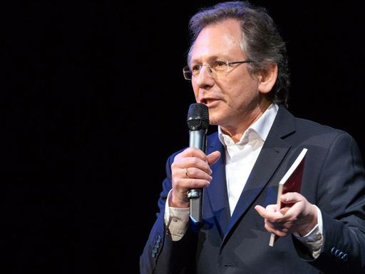 Doron Rabinovici auf der Bühne des Wiener Burgtheaters während "Alles kann passieren".