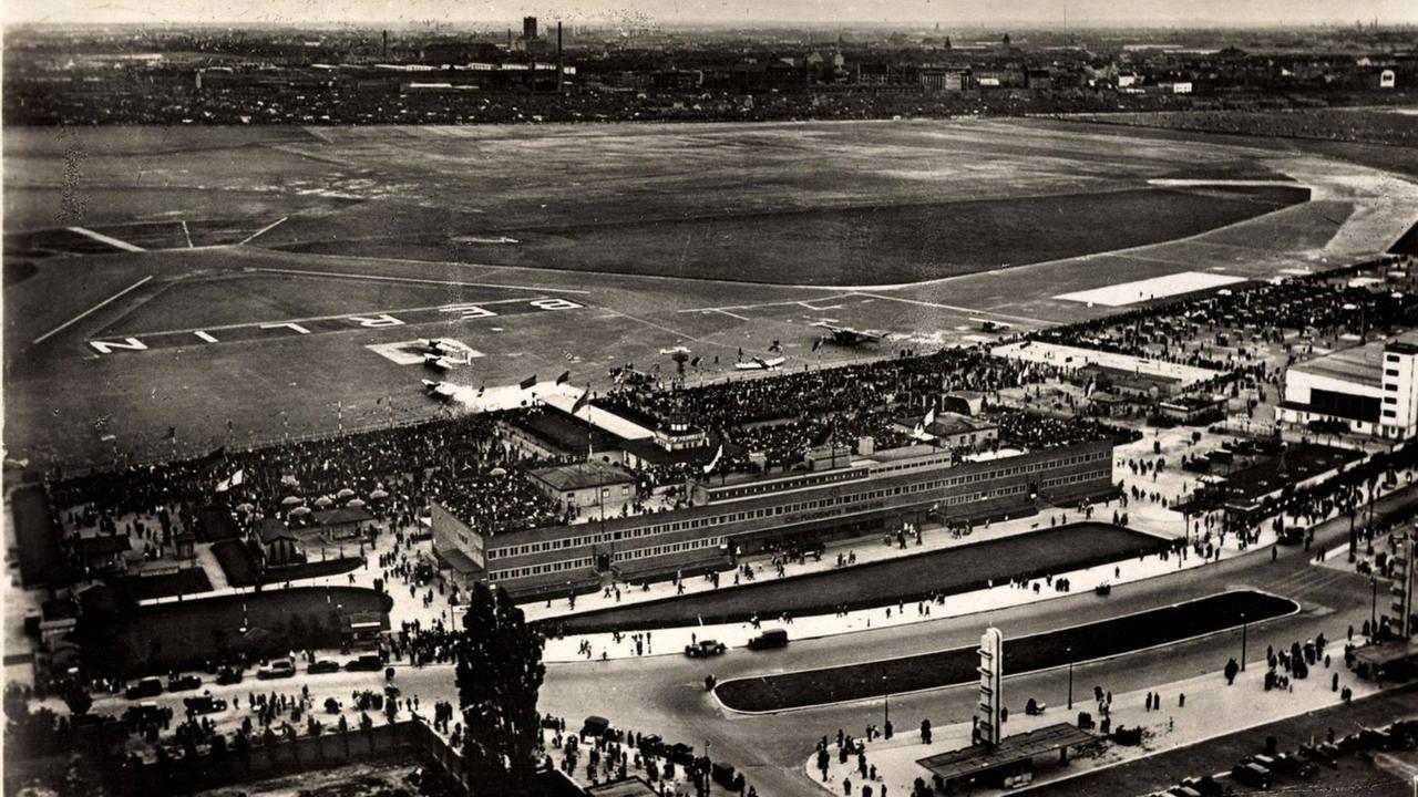 Berlin Tempelhof, Der Zentralflughafen mit Umgebung, Fliegeraufnahme Berlin Tempelhof the Central airport with Environment Fliegeraufnahme Berlin Tempelhof, Der Zentralflughafen mit Umgebung, Fliegeraufnahme Berlin Tempelhof the Central airport with Environment Fliegeraufnahme
