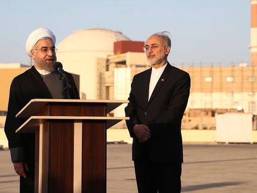 Irans Präsident Hassan Rohani mit dem Chef der iranischen Atomenergiebehörde, Ali Akbar Salehi (r.) bei einem Besuch des Atomkraftwerks Bushehr the near future. EPA/PRESIDENTIAL OFFICIAL WEBSITE /HANDOUT HANDOUT EDITORIAL USE ONLY/NO SALES |