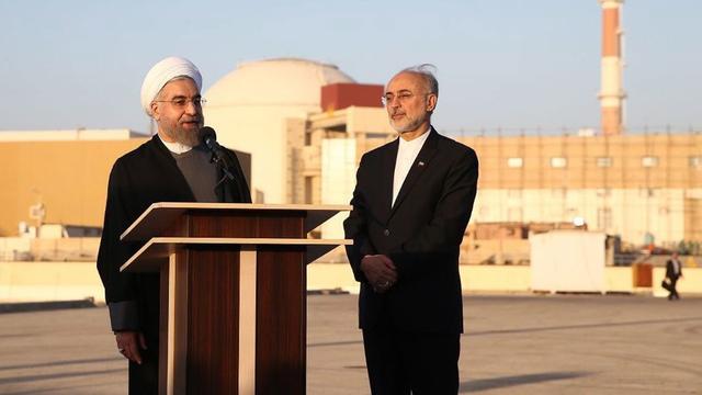 Irans Präsident Hassan Rohani mit dem Chef der iranischen Atomenergiebehörde, Ali Akbar Salehi (r.) bei einem Besuch des Atomkraftwerks Bushehr the near future. EPA/PRESIDENTIAL OFFICIAL WEBSITE /HANDOUT HANDOUT EDITORIAL USE ONLY/NO SALES |