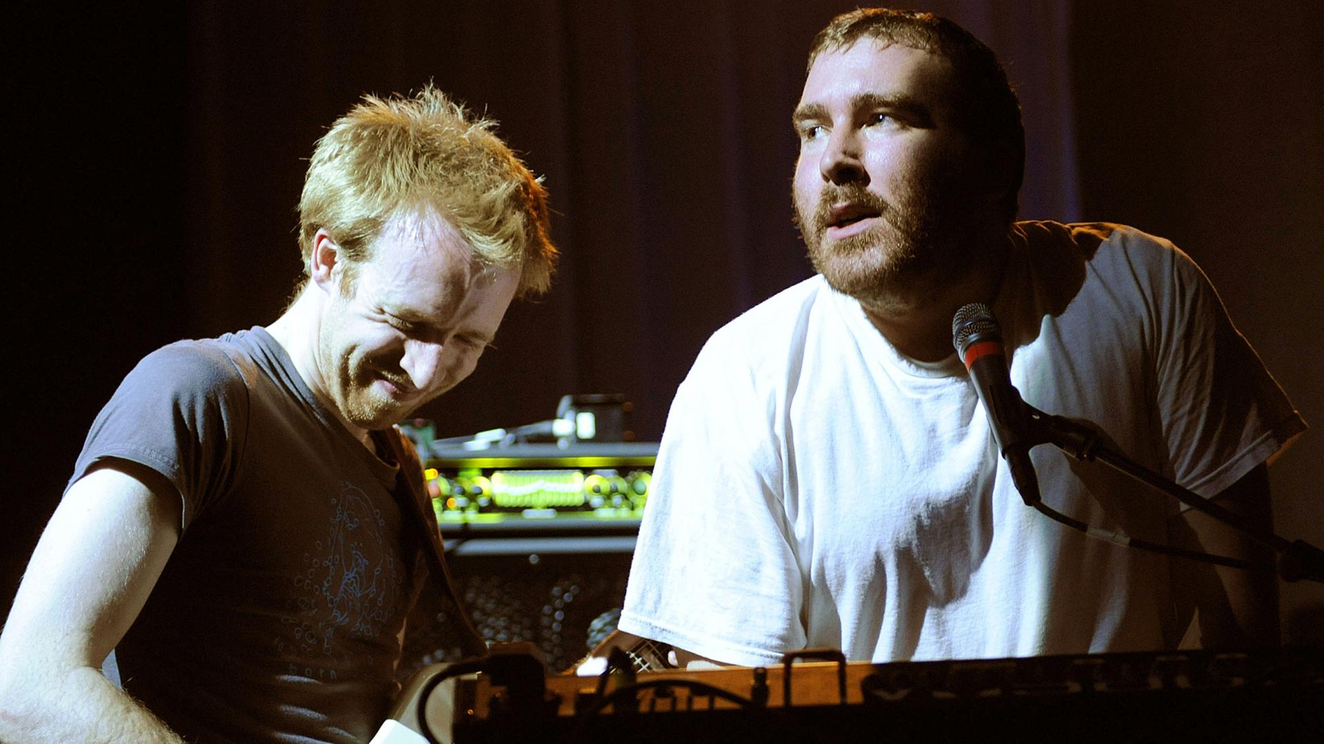 Gitarrist Al Doyle (l) und Sänger Joe Goddard der britischen Band "Hot Chip" Gitarrist Al Doyle (l) und Sänger Joe Goddard der britischen Band "Hot Chip"