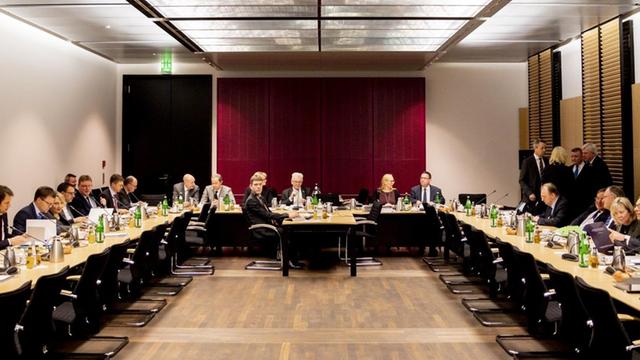 30.01.2019, Berlin: Mitglieder des Vermittlungsausschusses sitzen im Verhandlungsaal. Der Vermittlungsausschuss tagt erstmals im Streit um eine Grundgesetzänderung für mehr Bundesmittel für Schulen.