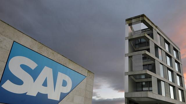 Das Logo des Softwareherstellers SAP am Hauptsitz in Walldorf in Baden-Württemberg.