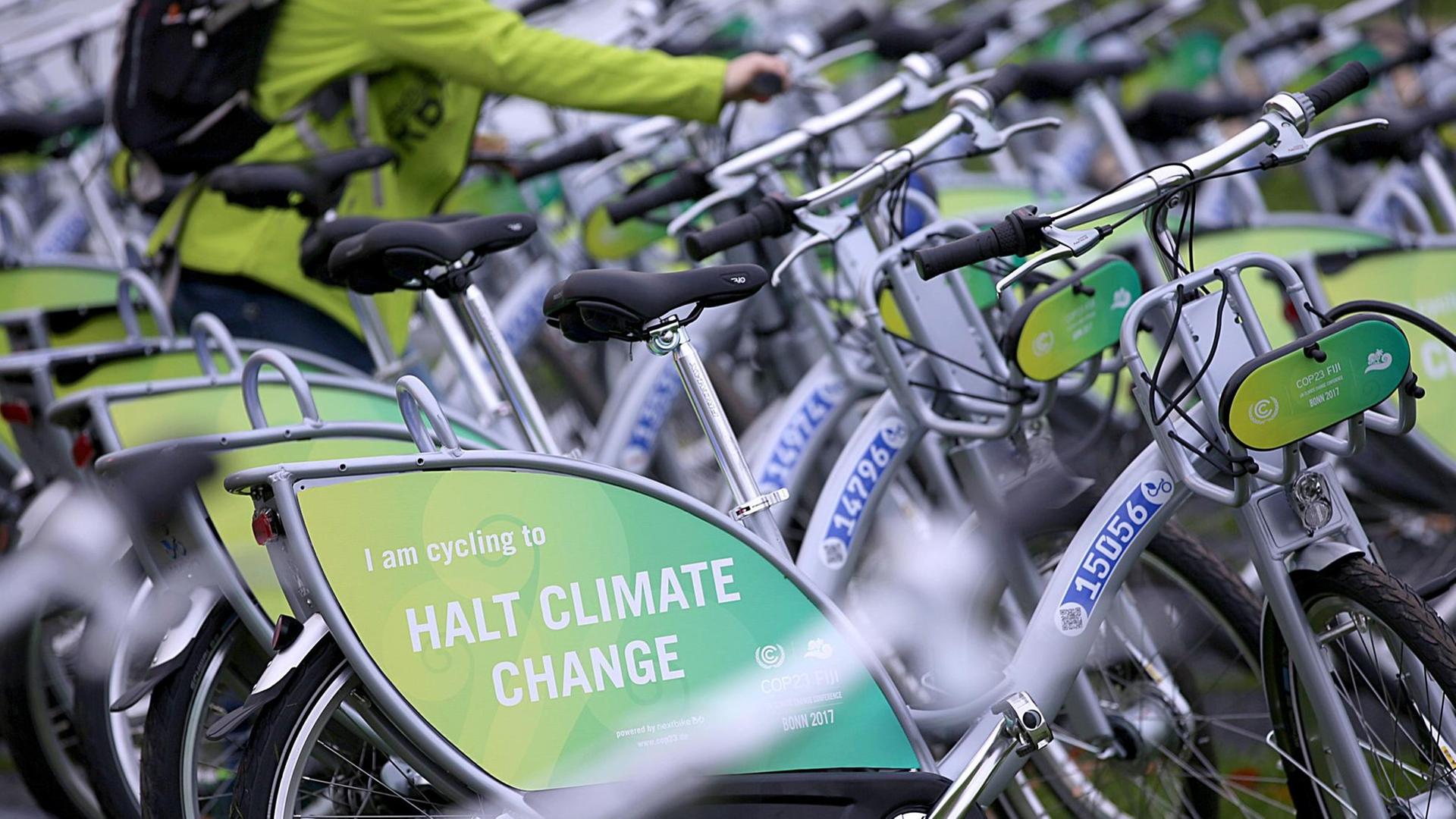 Leihfahrräder mit der Aufschrift "Halt Climat Change" stehen in Bonn, während der Weltklimakonferenz, für Pendler zwischen den Tagungsorten bereit.