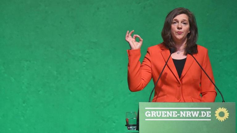 Katrin Göring-Eckardt spricht am Rednerpult des NRW-Landesparteitags Katrin Göring-Eckardt spricht am Rednerpult des NRW-Landesparteitags