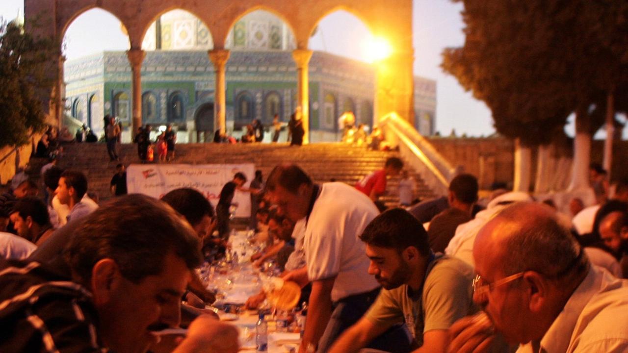 Muslime in Palästina beim abendlichen Fastenbrechen im Ramadan Muslime in Palästina beim abendlichen Fastenbrechen im Ramadan