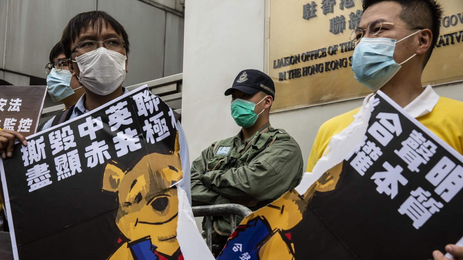 Das Foto zeigt Demokratie-Aktivisten in Hongkong bei Protesten gegen das Sicherheitsgesetz. Das Foto zeigt Demokratie-Aktivisten in Hongkong bei Protesten gegen das Sicherheitsgesetz.