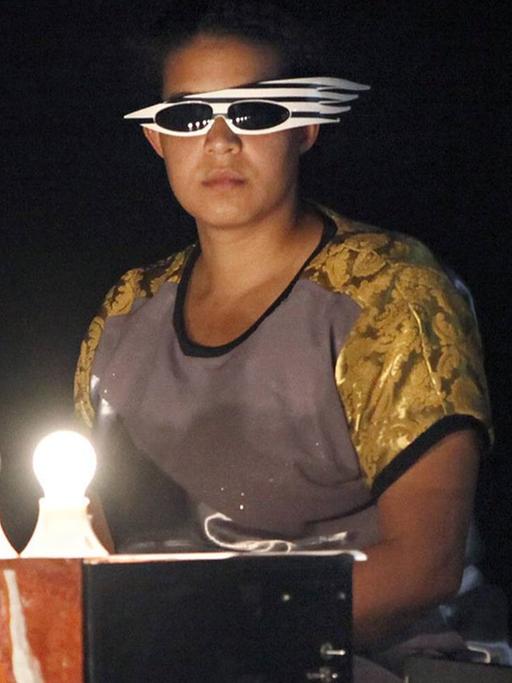 Die Performerin Simone Dede Ayivi in einer Szene des Stücks "Black Bismarck" von andcompany & Co. im Theater HAU 2 in Berlin