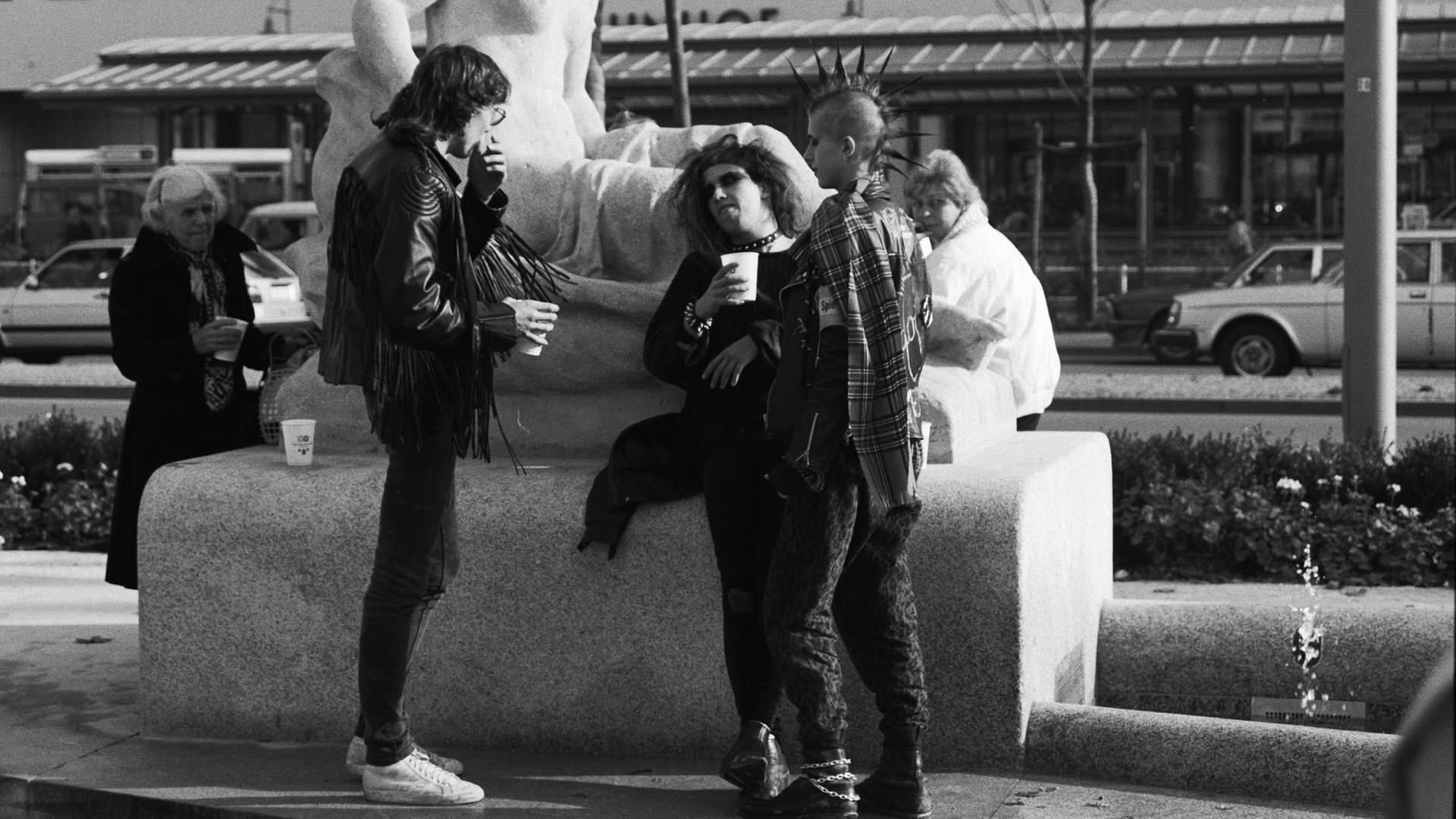 Punks in Muenchen, Haidhausen am Orleansplatz im Jahr 1988 Punks in Muenchen, Haidhausen am Orleansplatz im Jahr 1988