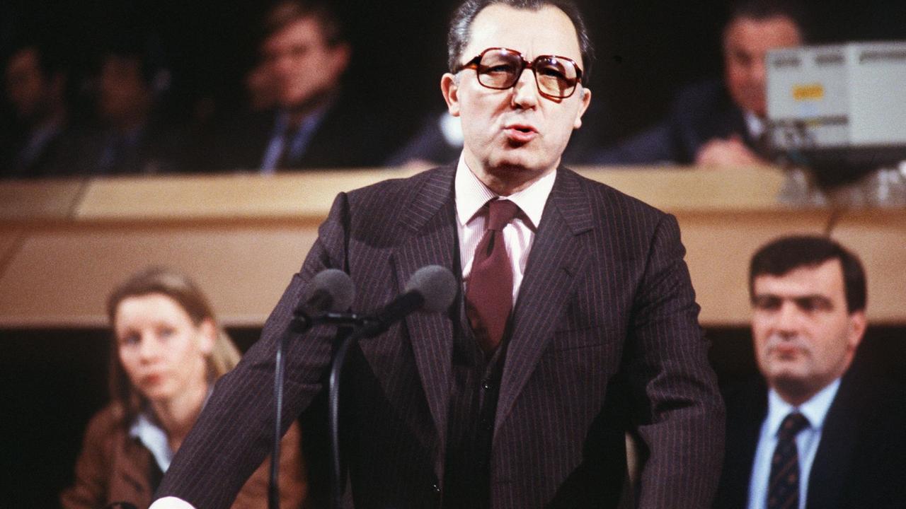Jacques Delors während einer seiner ersten Reden als neuer Präsident der Europäischen Kommission im Januar 1985 vor dem Europäischen Parlament in Straßburg.