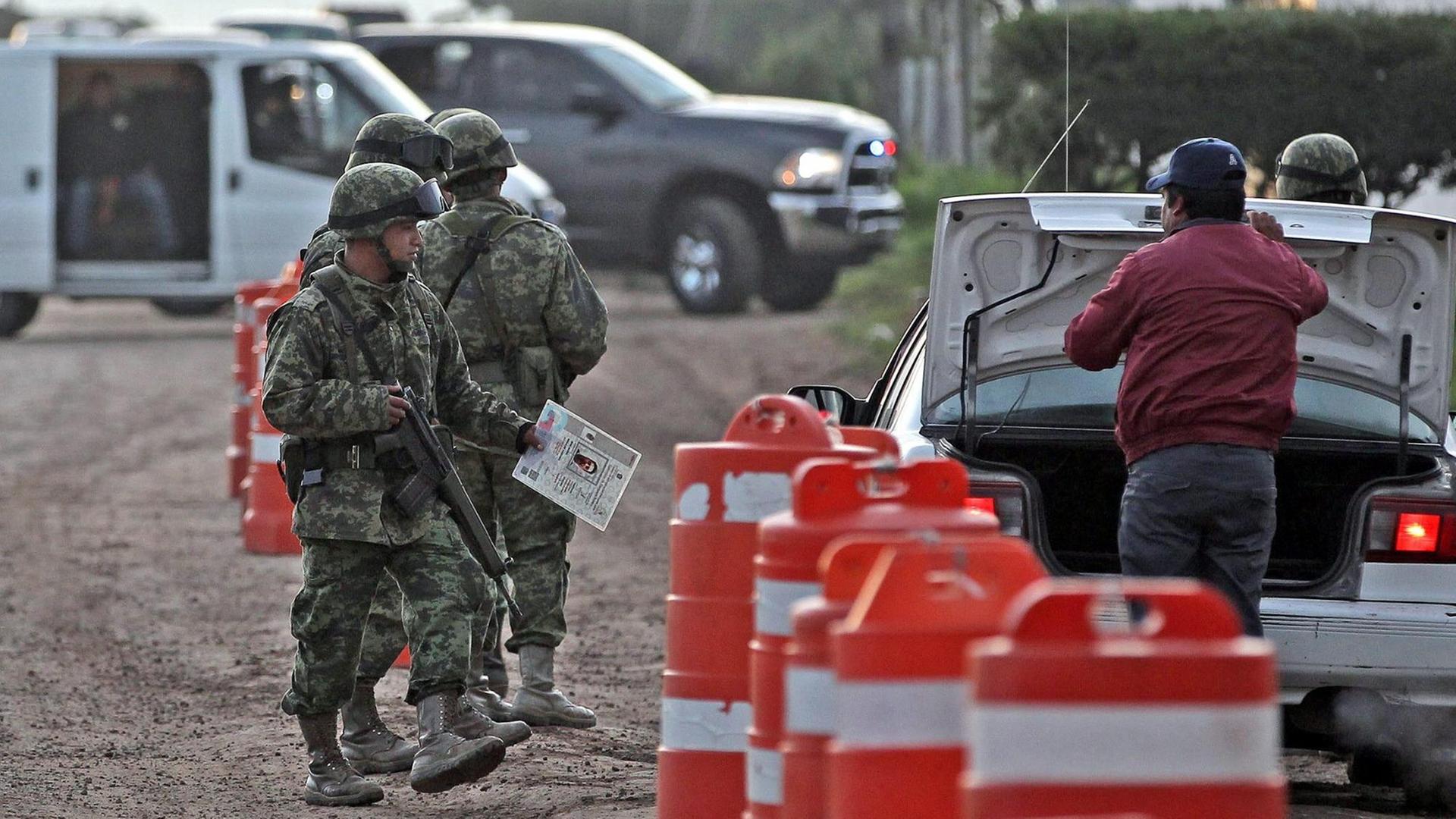 Fahrzeugkontrolle nach dem Gefängnis-Ausbruch des Drogenbosses Joaquin "El Chapo" Guzman Fahrzeugkontrolle nach dem Gefängnis-Ausbruch des Drogenbosses Joaquin "El Chapo" Guzman
