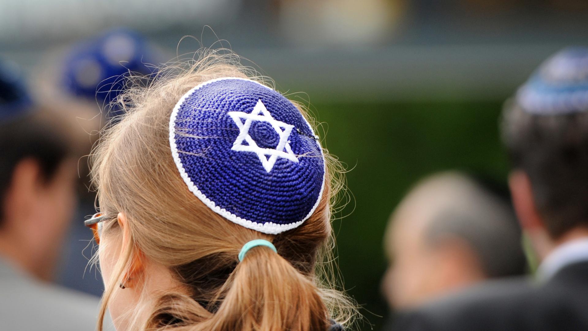 Eine junge Frau mit Kippa nimmt am Samstag (15.09.2012) in Berlin an einer Demonstration teil. Der Kippa-Spaziergang, zu dem im Internet aufgerufen worden war, sollte ein Zeichen gegen Antisemitismus setzen und fand auch anlässlich des bevorstehenden jüdi Eine junge Frau mit Kippa nimmt am Samstag (15.09.2012) in Berlin an einer Demonstration teil. Der Kippa-Spaziergang, zu dem im Internet aufgerufen worden war, sollte ein Zeichen gegen Antisemitismus setzen und fand auch anlässlich des bevorstehenden jüdi