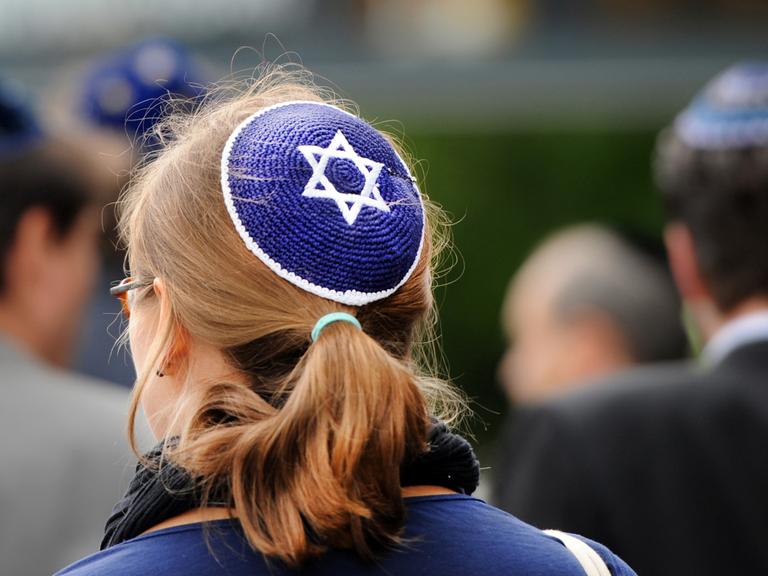 Eine junge Frau mit Kippa nimmt am Samstag (15.09.2012) in Berlin an einer Demonstration teil. Der Kippa-Spaziergang, zu dem im Internet aufgerufen worden war, sollte ein Zeichen gegen Antisemitismus setzen und fand auch anlässlich des bevorstehenden jüdi